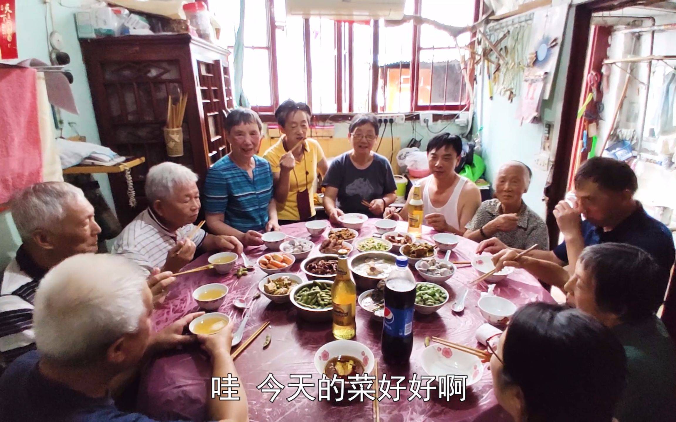 [图]樊医生带张小兔去外婆家回忆童年，看看老上海弄堂的风情，外婆烧了一大桌菜，都是老上海味道