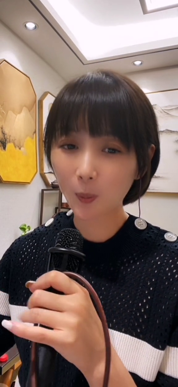点燃一根烟梁红