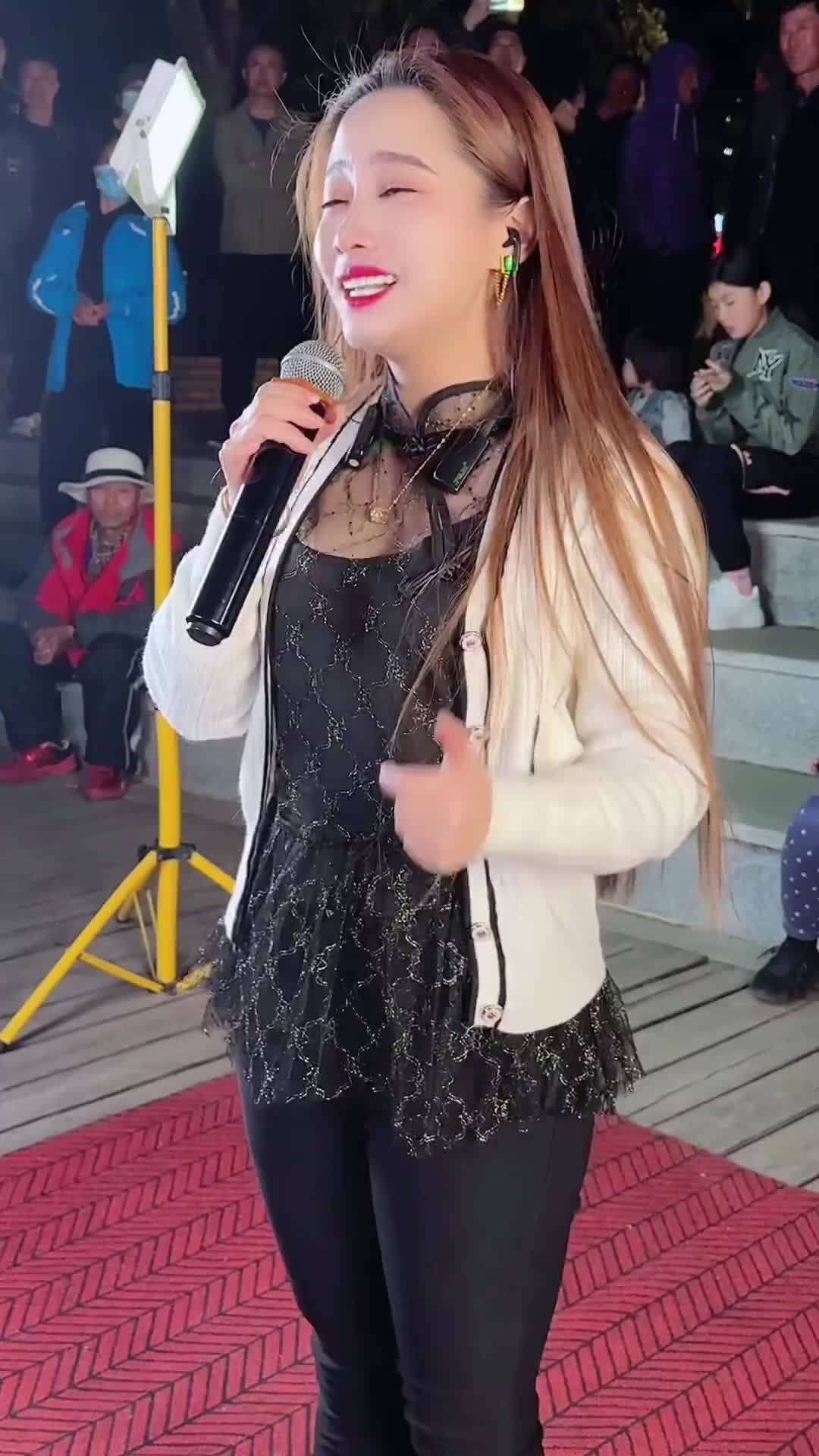 鞍山大晨辰大晨辰真人真唱户外唱歌招牌笑容