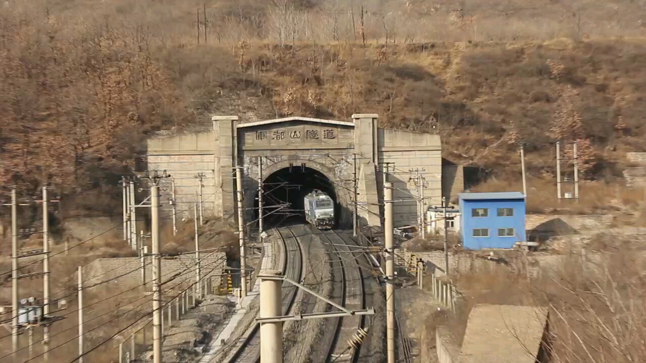 2牵引c80自备车出(軍都山-隧道)  下行通过  牵引4万吨货列通过军都山