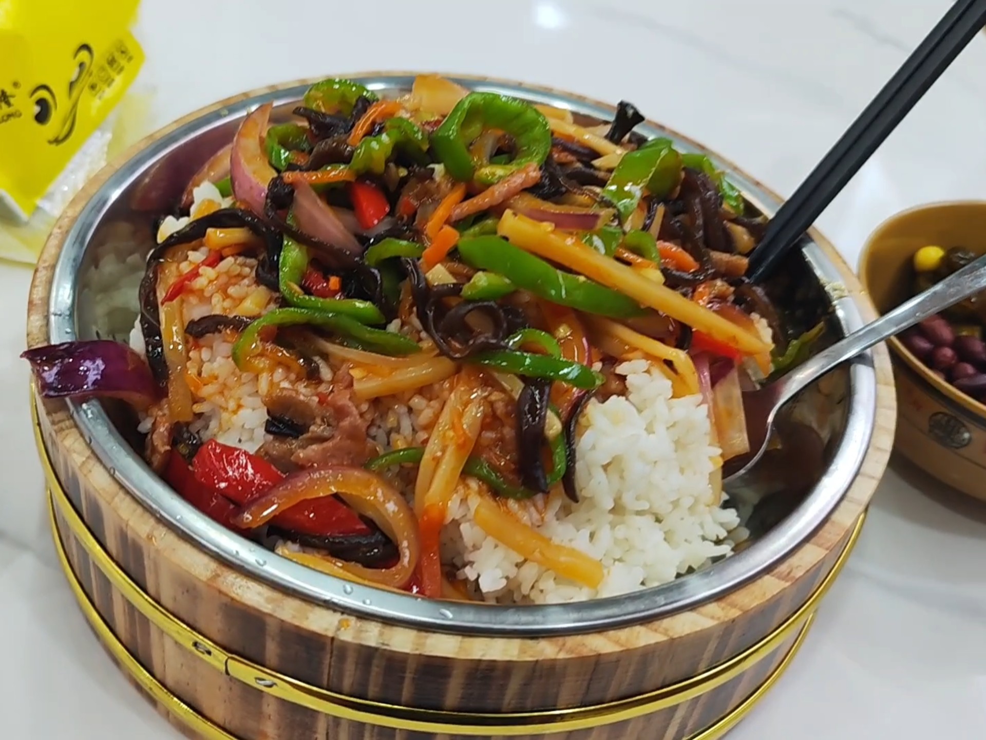 昨天上班前鱼香肉丝木桶饭 夜班一点去罗森买了大瓶水白嫖了一大堆