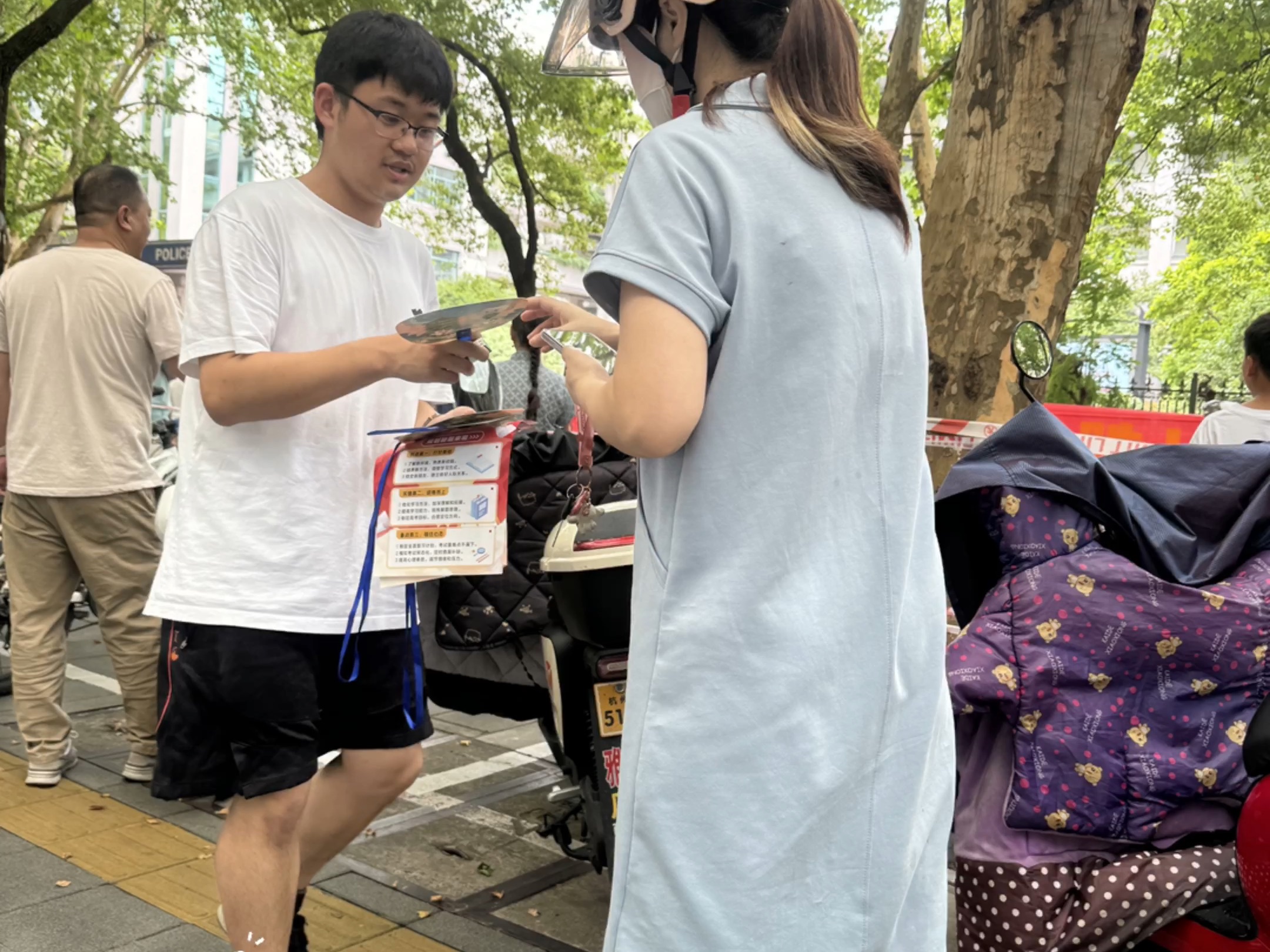 打工day2 给中考学生发传单