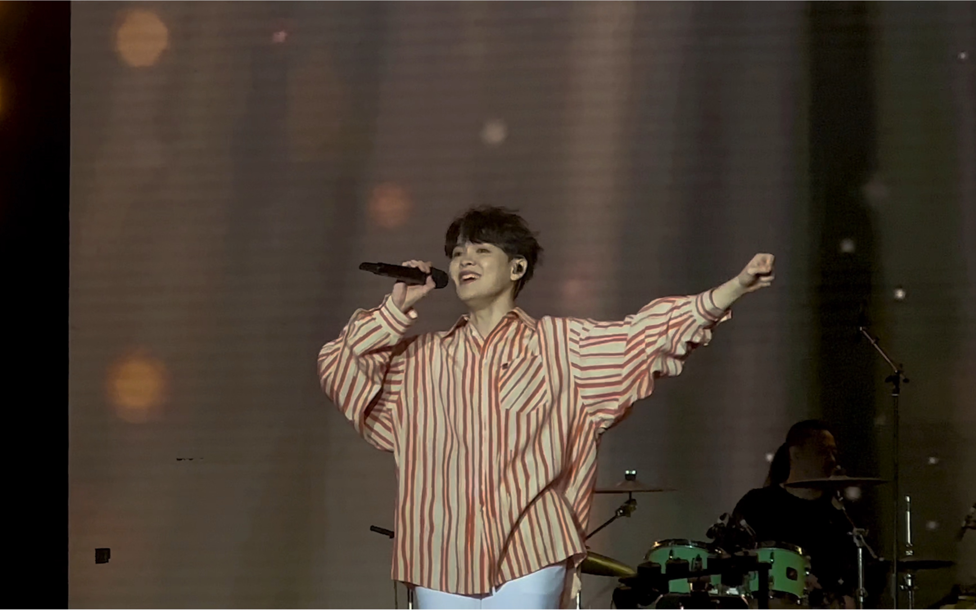 尤长靖【登陆azoraland计划·大连音乐节】《昨日青空》大合唱 吹着