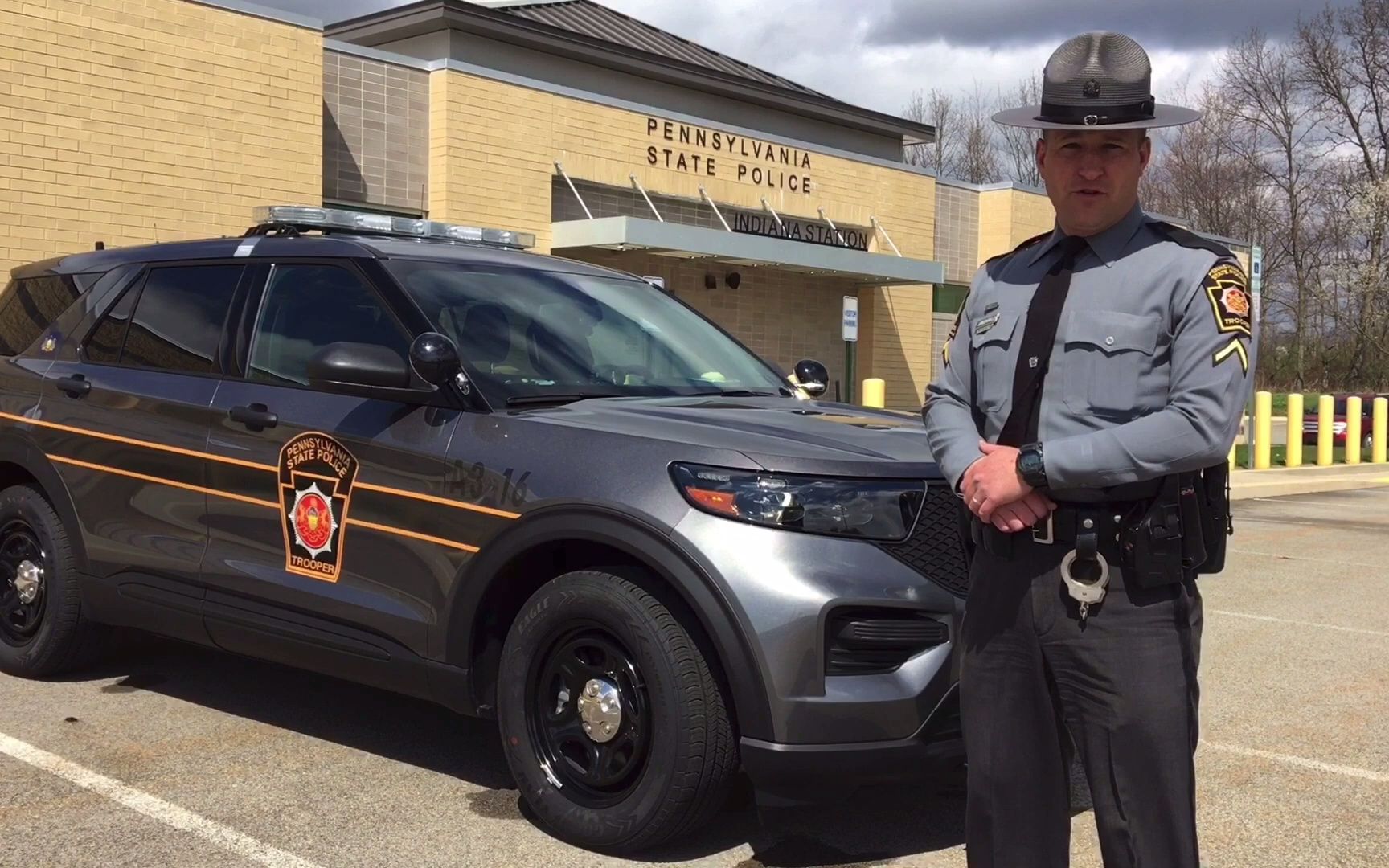 宾夕法尼亚州州警向印第安纳郡(indiana county)的孩子们介绍警车和车