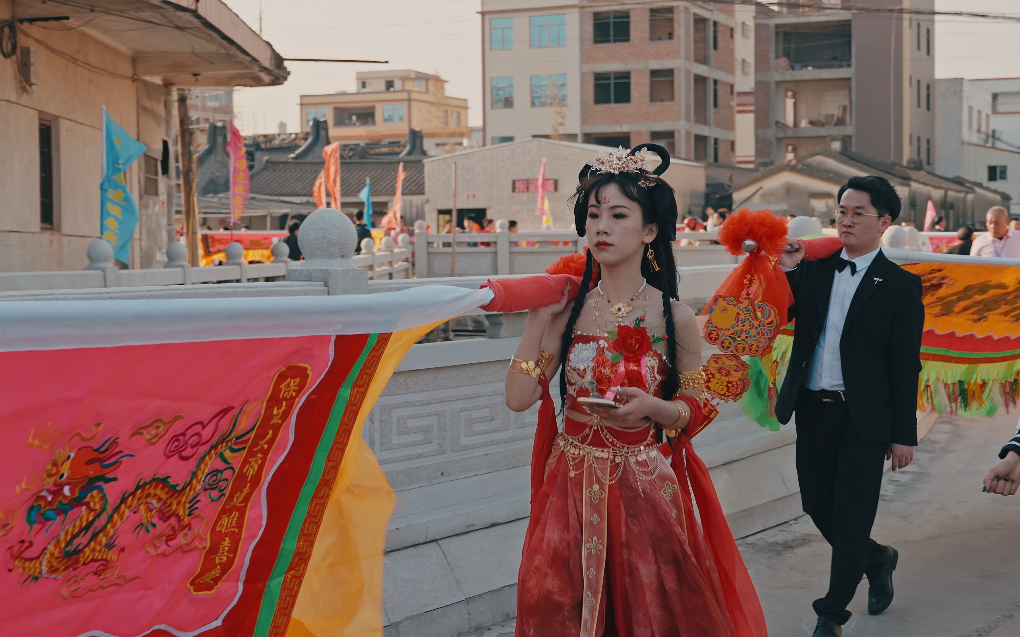 潮汕标旗美女队伍中其实是有男标旗的!