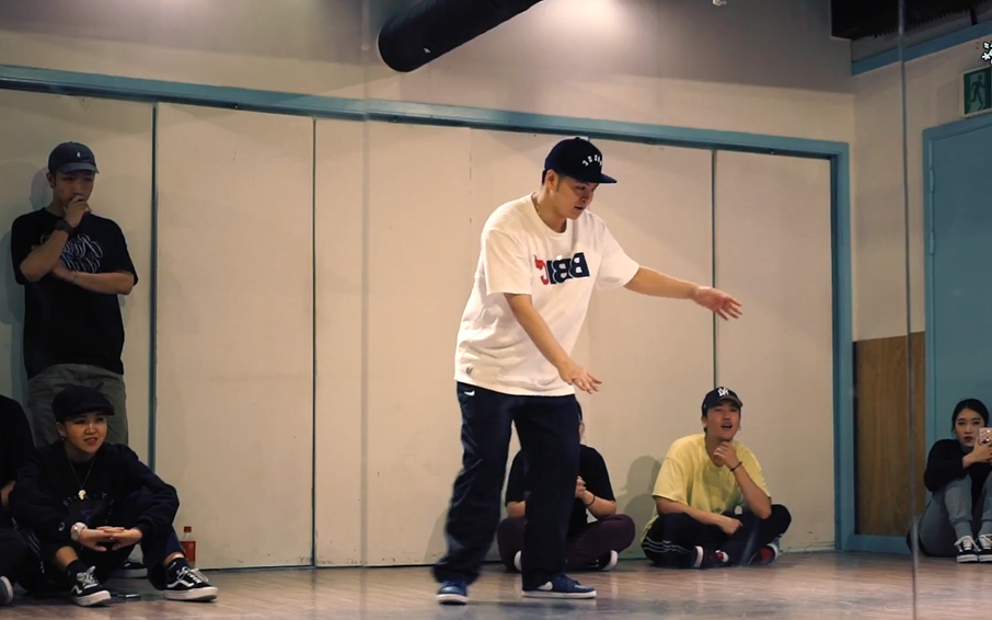 【街舞】韩国舞者hozin(卡点王)的这段表演真是炸飞了!