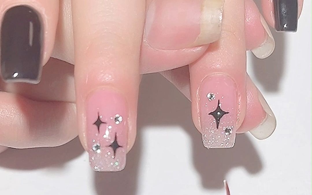 手绘简约四角芒星美甲