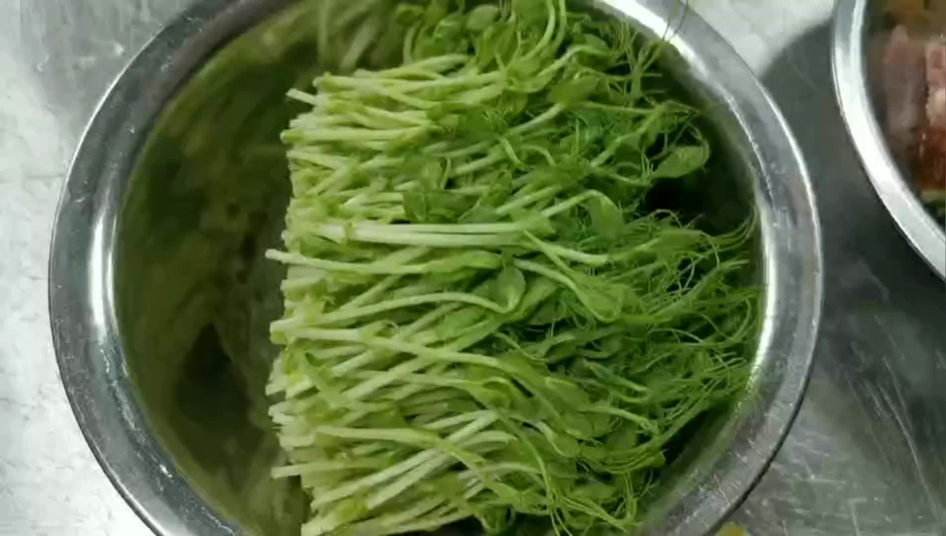 广东大厨教你上汤豆苗,做法简单,好吃又下饭,大人小孩都爱吃