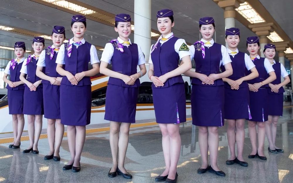 惊艳高铁小姐姐制服升级款来袭盛世玉兰紫气东来