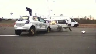 2005-2011款丰田雅力士 对撞 沃尔沃940旅行车
