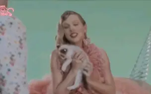 Tải video: 爱猫人士Taylor Swift“这只猫是我的了！”拍摄mv顺带顺走小猫猫