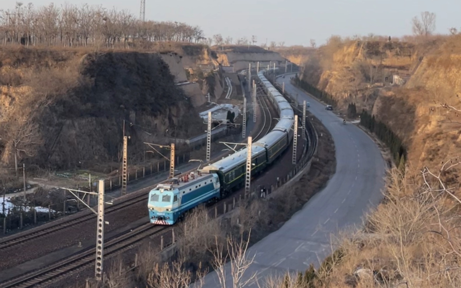 客车k31次列车晚点通过西陇海铁路巩义段