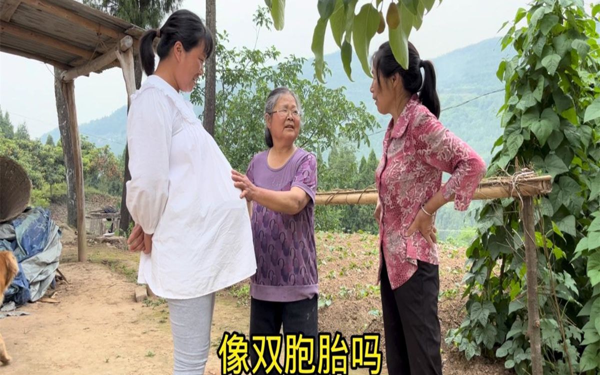 怀孕媳妇去邻居家串门,长辈们被这大肚子吓一跳,都说怀了双胞胎