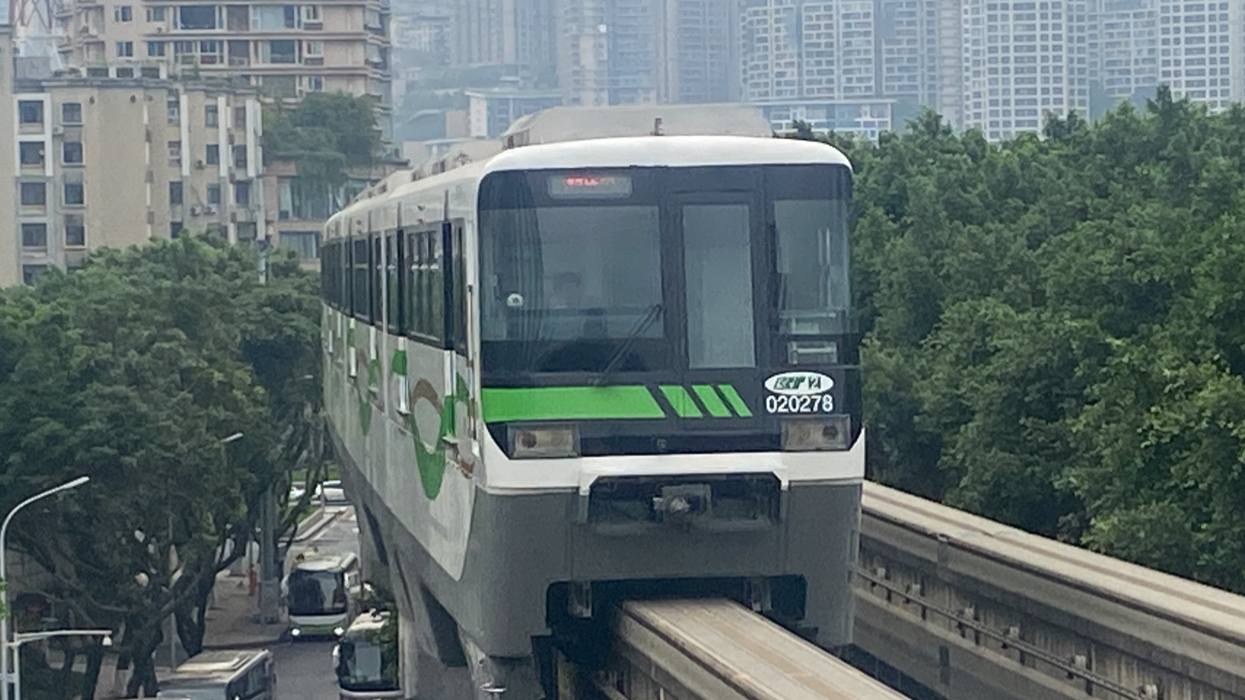 【单轨列车跨站】重庆轨道交通二号线02025出库通过金家湾站 较场口