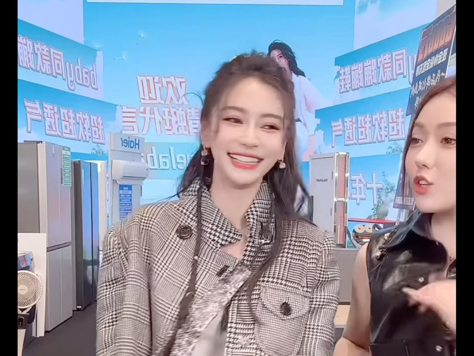 Angelababy去辛巴蛋蛋直播间全场表情尬上天太变扭了 还是我蛋宝落落大方