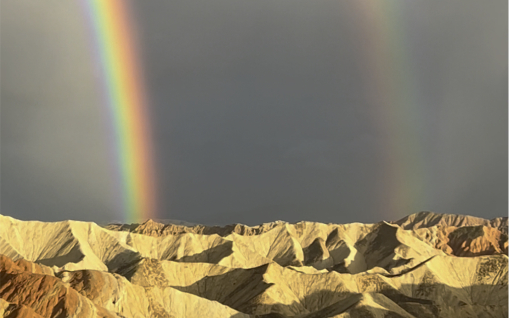 在七彩丹霞偶遇罕见的双彩虹