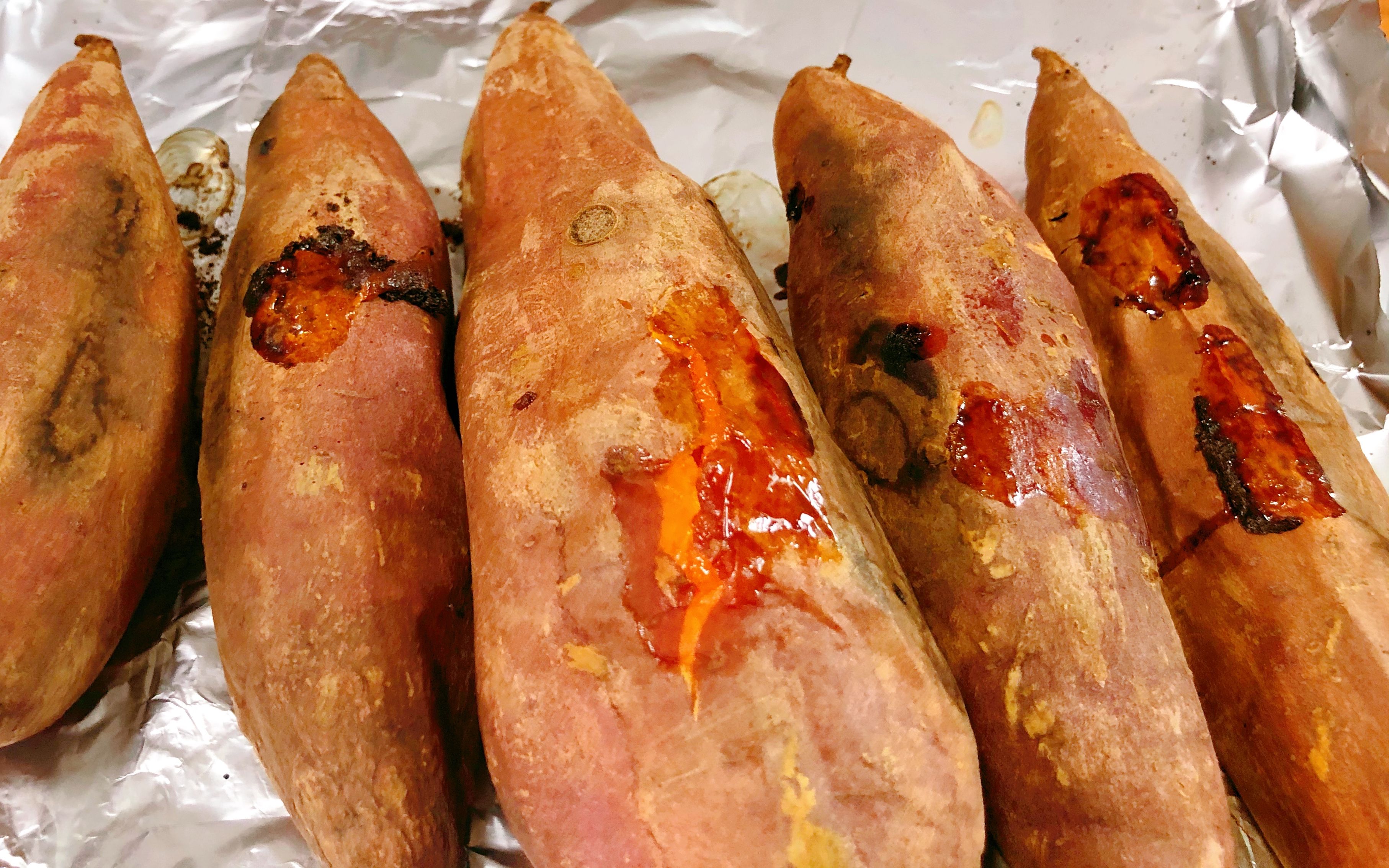 天冷了,吃烤红薯最舒服,简单一步,香甜软糯流糖汁,暖心又暖胃