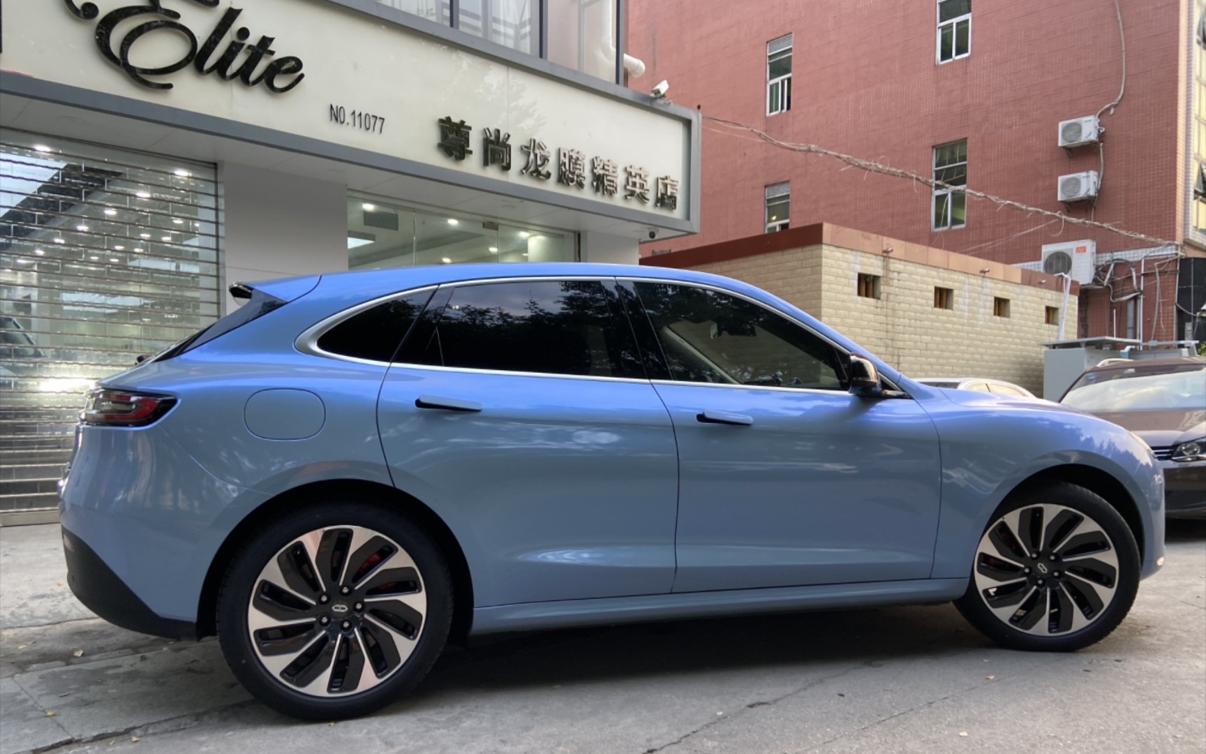 问界m5,雨过青灰色(岩石灰改色)