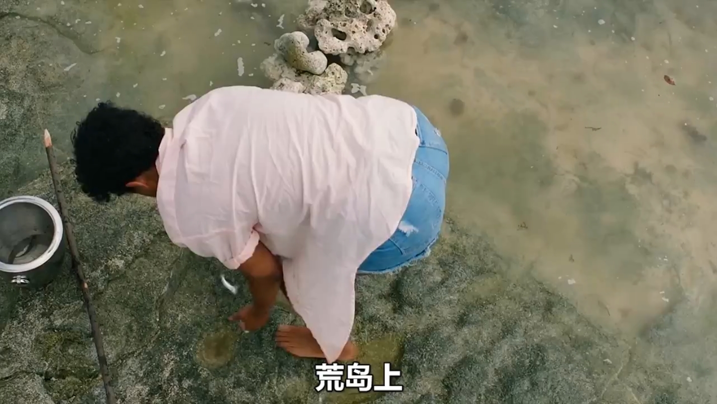 美女流落荒岛,没想到岛上有怪兽,你觉得美女可以逃生吗?