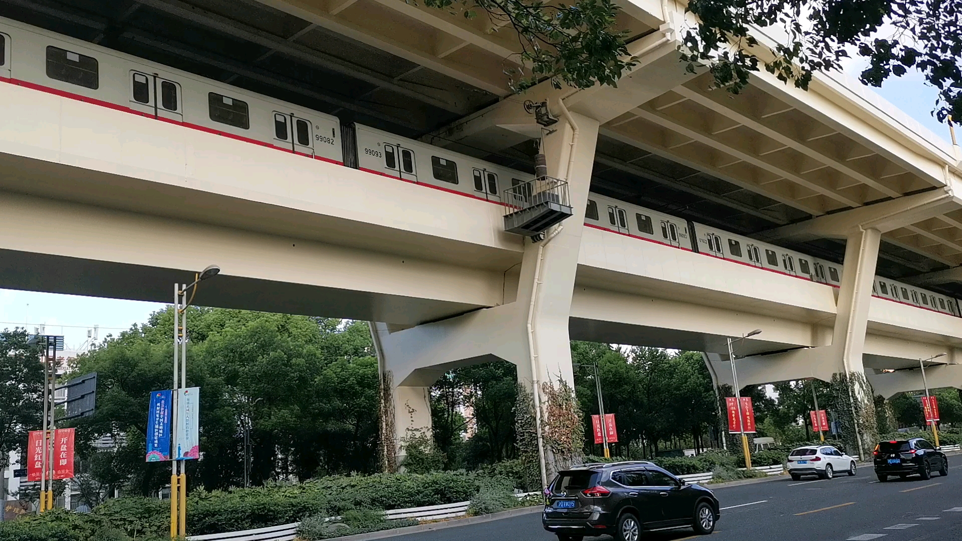 1号线老八119通河新村往莘庄方向出站共和新路长江西路95路公交站视角