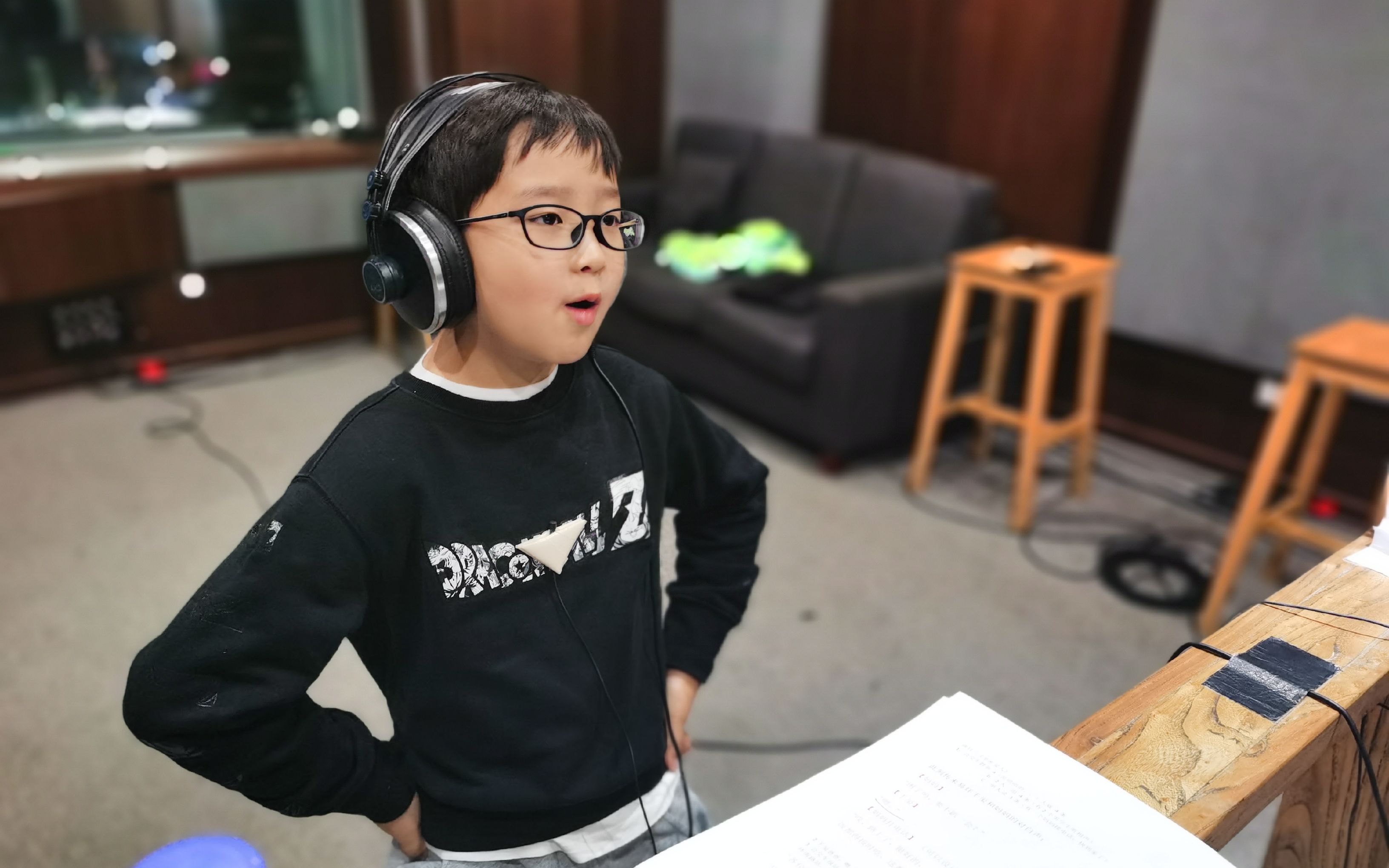 易烊千玺《后座剧场》小配音演员录制探班