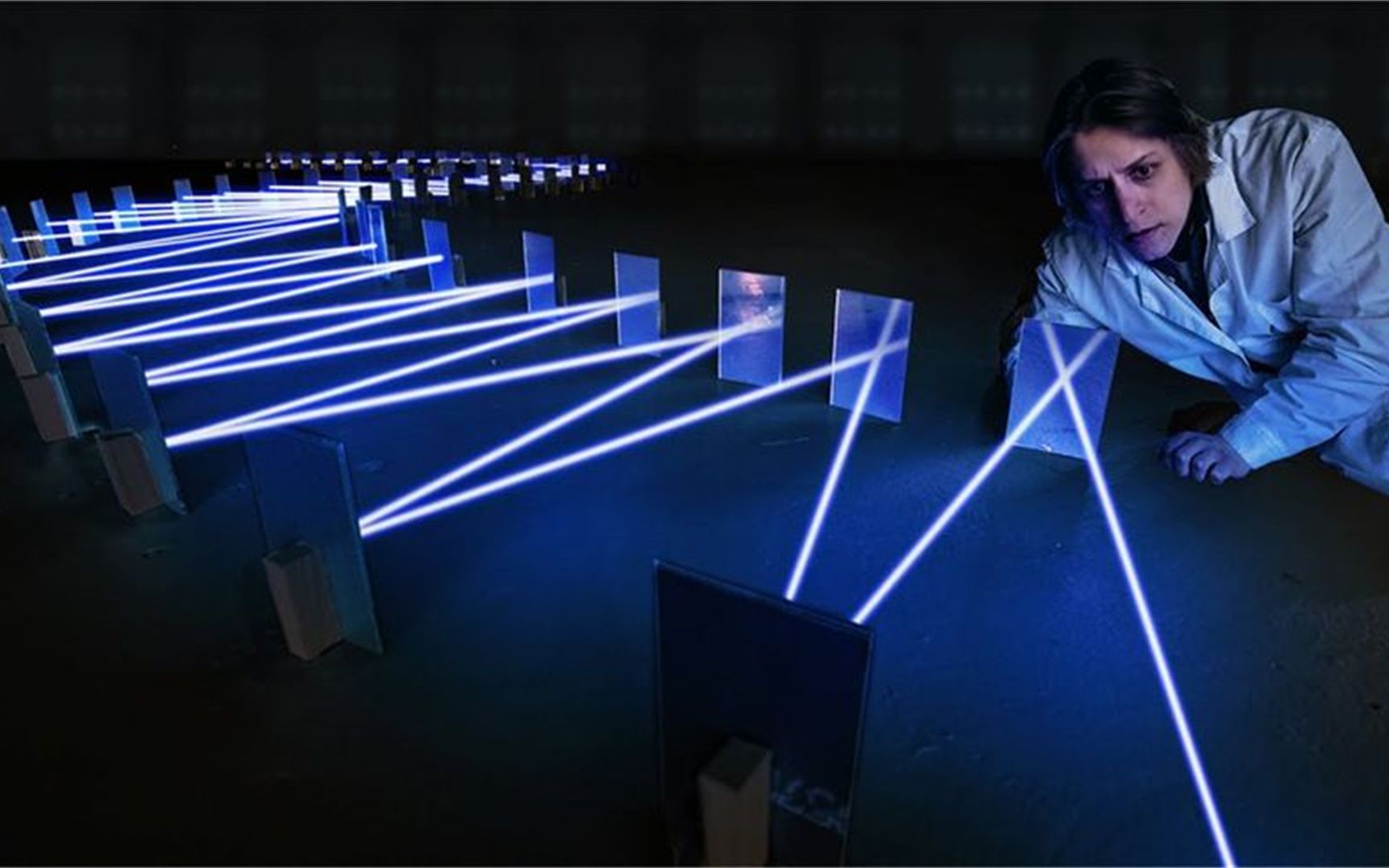 一束光最多能被反射多少次?老外用激光亲测,场面实在太硬核!