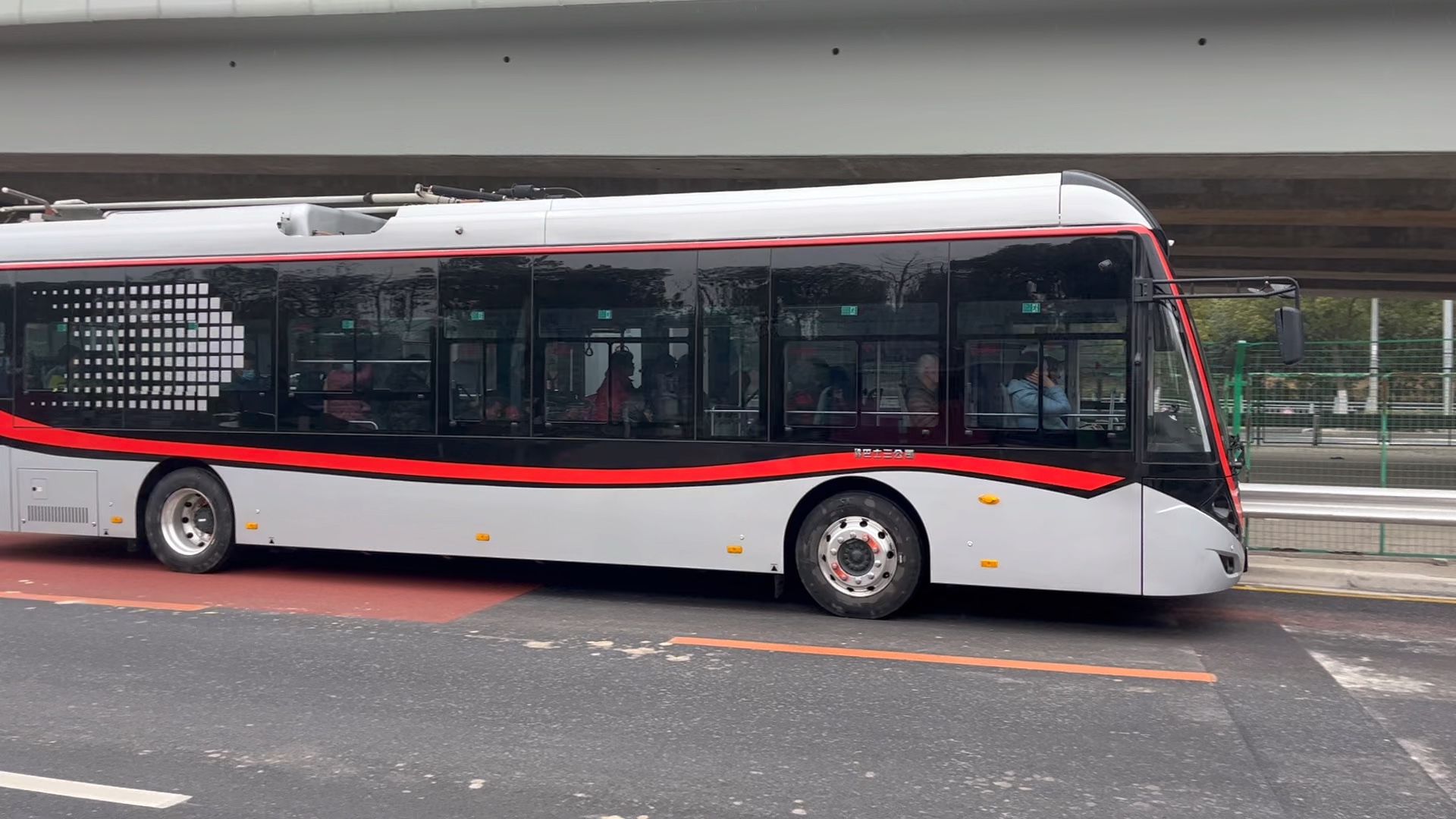 这个是我今天下午在华翔路拍的上海公交71路区间新车出站