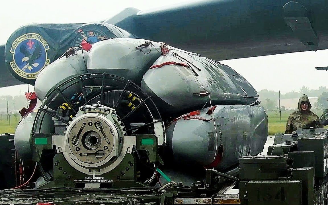 b52h装载携带agm86巡航导弹的旋转弹架