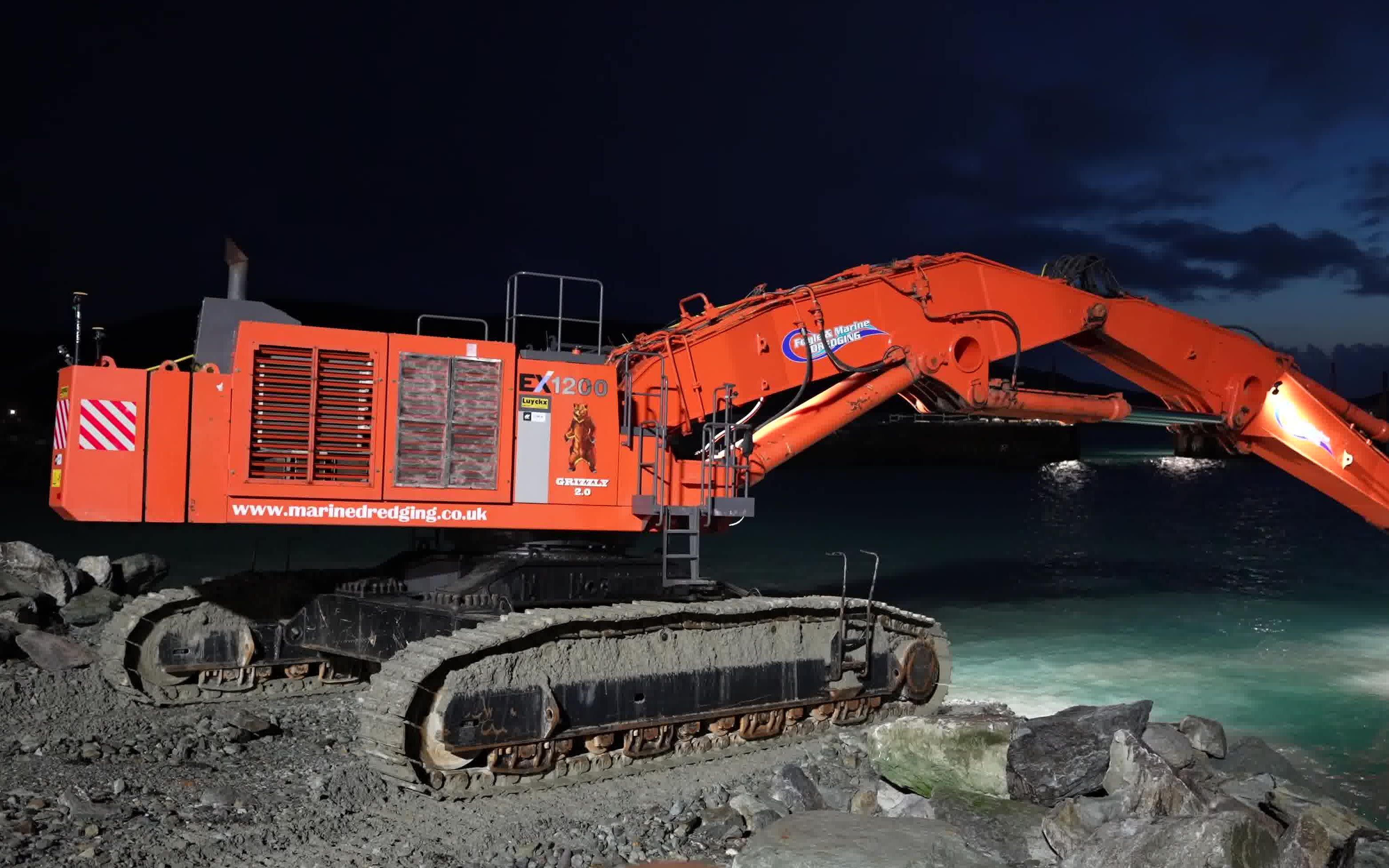 日立ex1200长臂挖掘机夜间施工4k