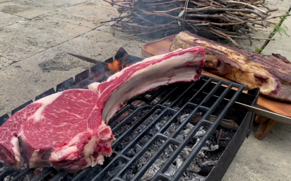 【乡村美食】巨型战斧牛排的碳烤!父女俩的户外烧烤乐趣!