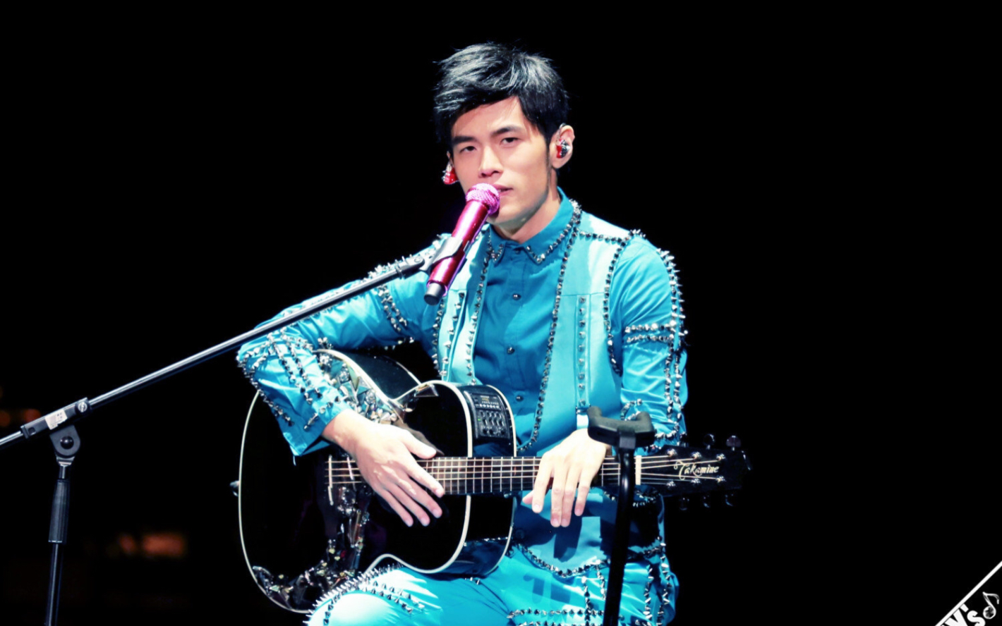 自学吉他五个半月,算勉强拿下c调吧,本杰迷要开始疯狂弹周杰伦了.