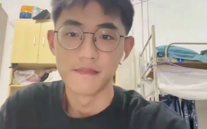 【求门】在校大学生帅哥试戴眼镜