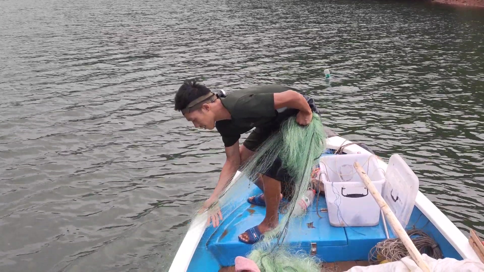 渔民阿欢起网,用自制大抄网好几次差点让大鱼跑了,让人担惊受怕_哔哩