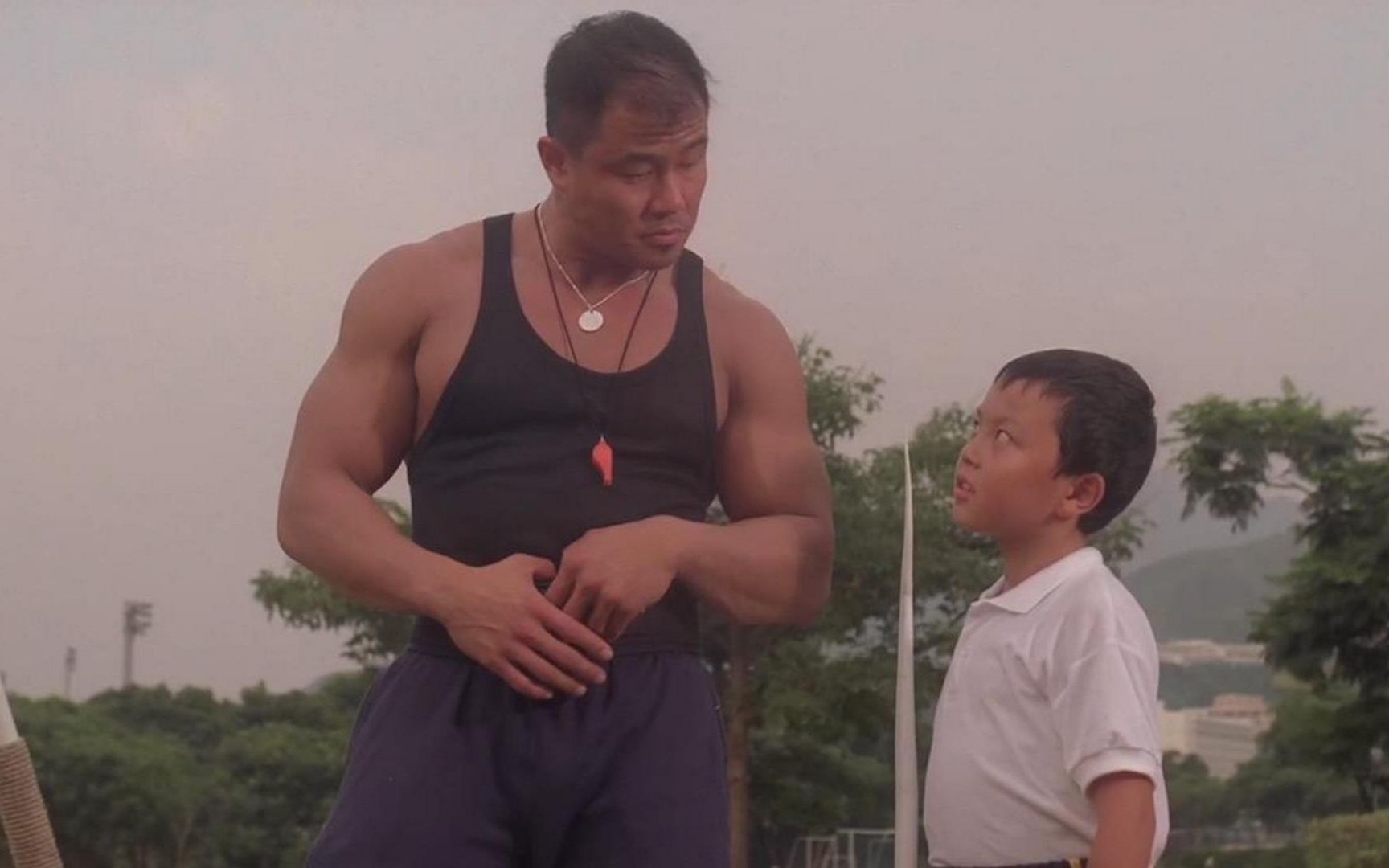 肌肉男和谢苗比标枪下秒他却傻眼了他竟射下一个超人