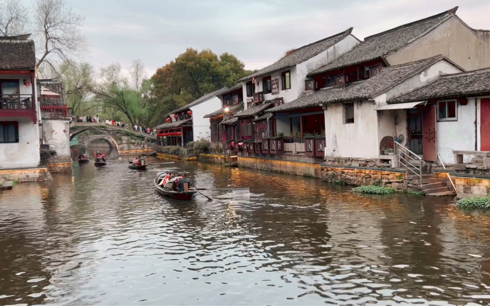 [图]江南秋雨细如丝,鉴湖烟水横波迟。黄藤酒冷诗人老,天涯何处说相思。