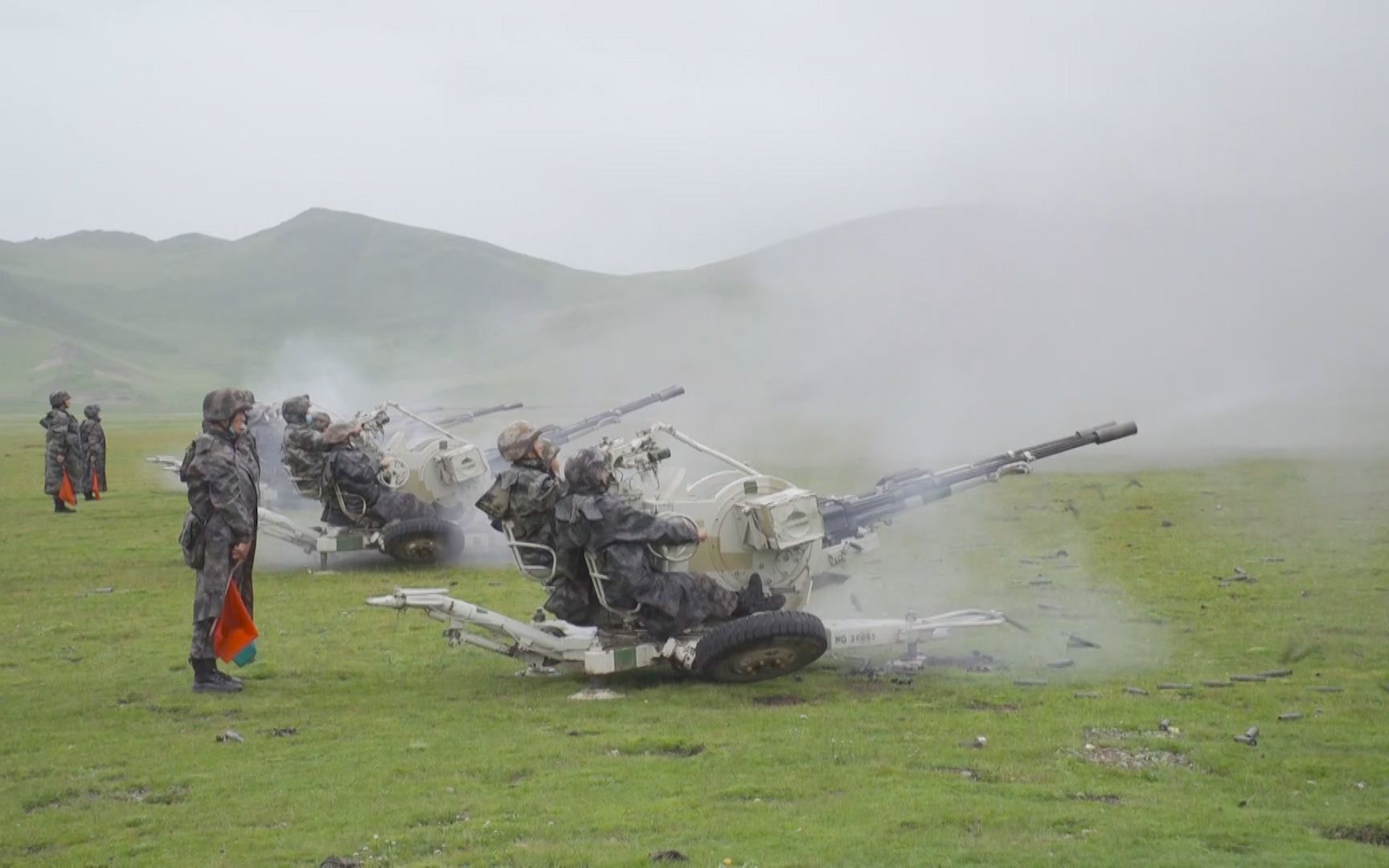 [图]雪域高原，女兵实弹射击超飒！