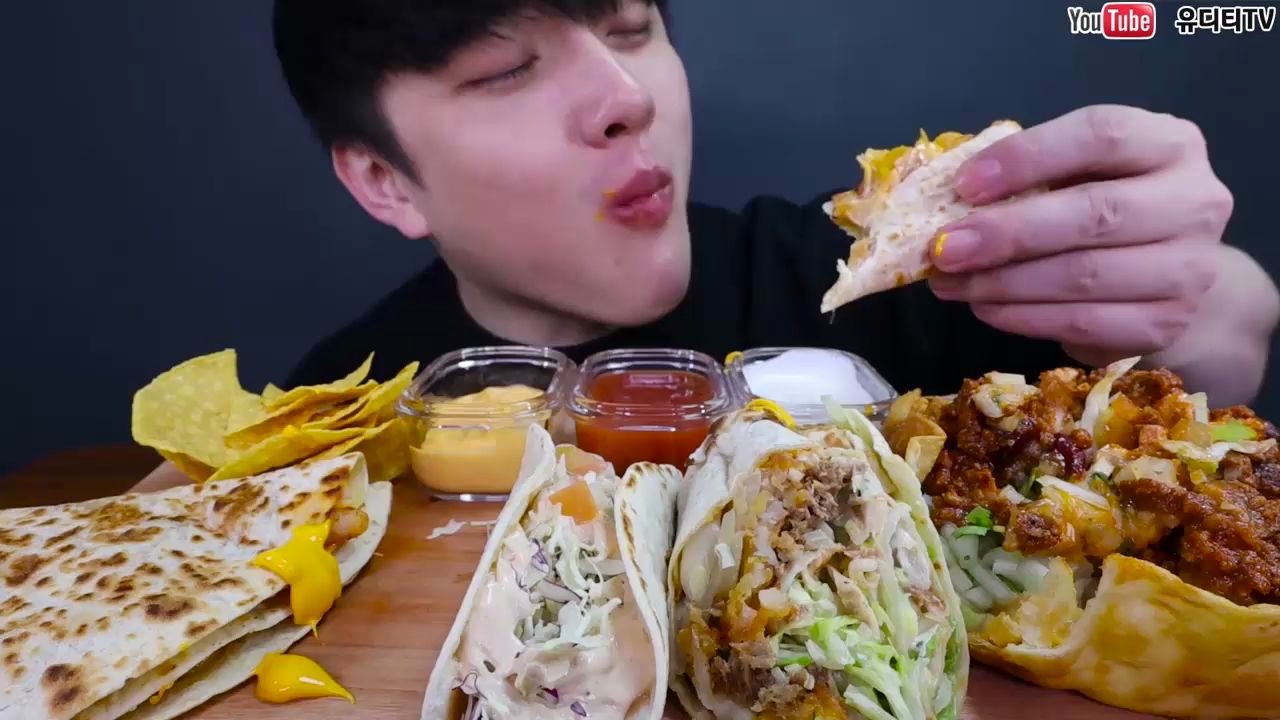 大口吃播韩国深渊巨口小哥吃墨西哥塔可薯片蘸三种酱料冰可乐收尾