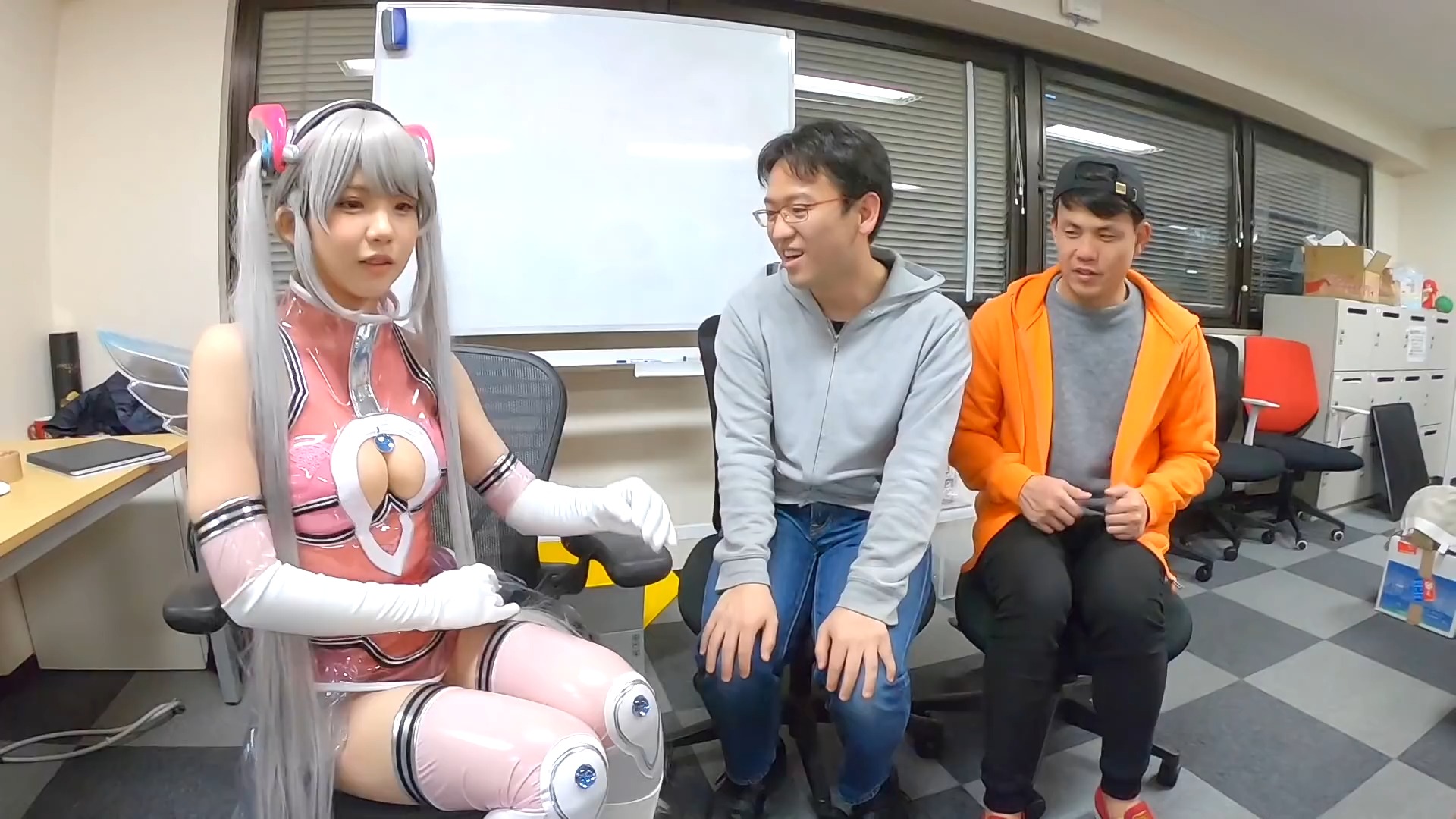 えなこさんの写真集を見ていたら本人が出てくるドッキリの裏話