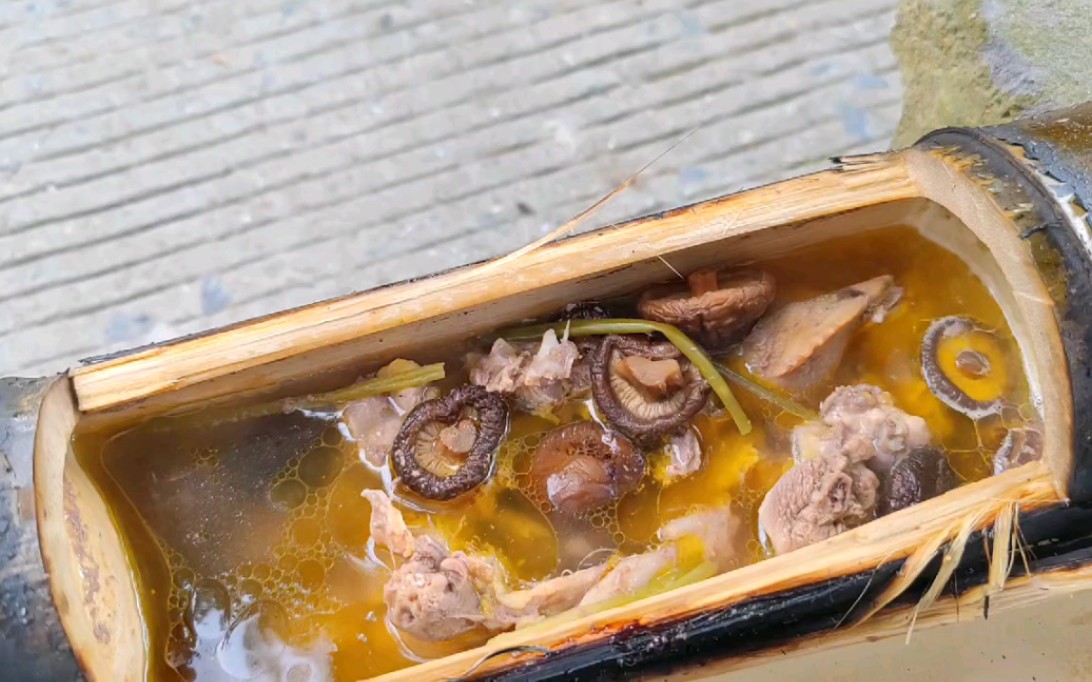 国庆第一天,兄弟们来农场和我一起做竹筒鸡,味道绝美.