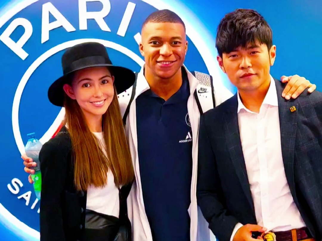 周杰伦携妻子昆凌追星姆巴佩