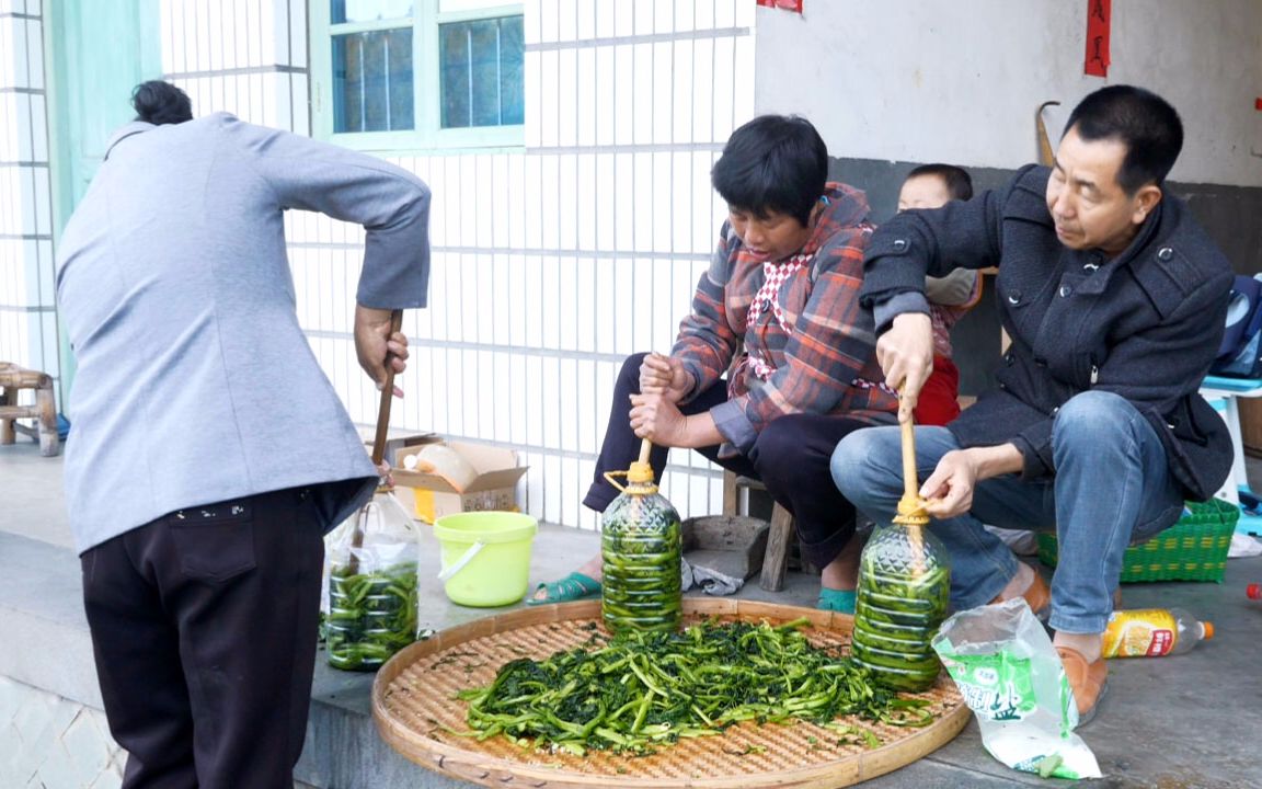 农村婆婆做酸菜,儿媳削芥菜心炒,一家人忙碌却也开心哔哩哔哩bilibili