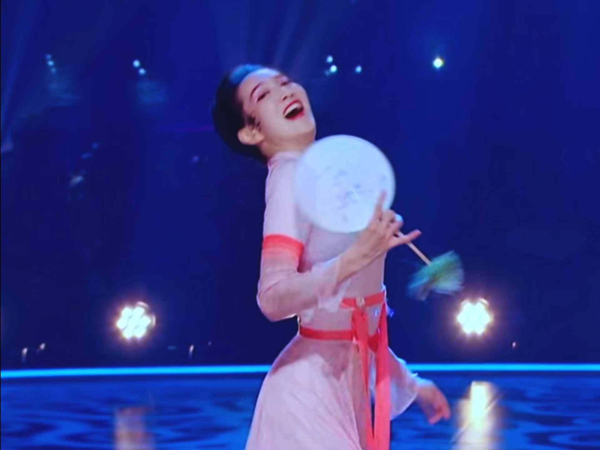 舞者朱瑾慧把搔首弄姿的角色拿捏的这么好,媚骨天成谁不喜欢