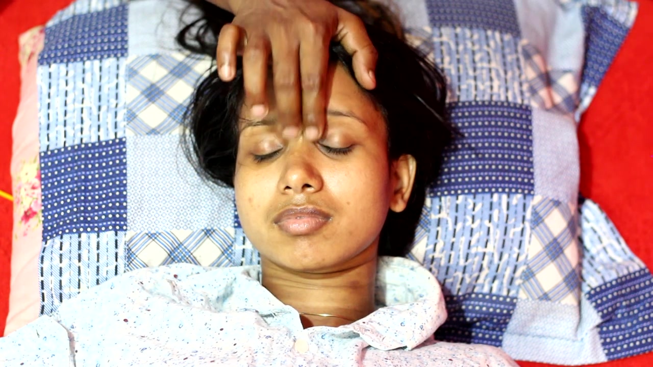 印度单手头部按摩轻轻拍打额头脸部按摩byraj