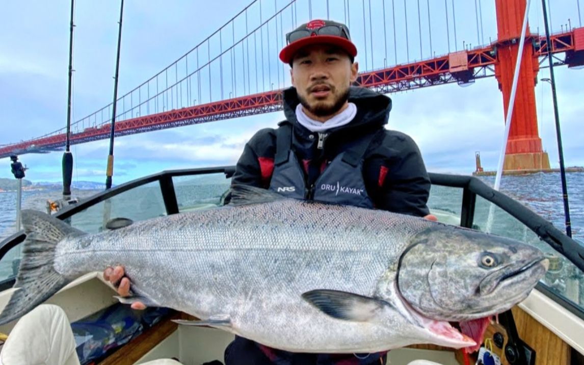 美国渔人再次挑战在太平洋钓鱼,终于钓上一条大三文鱼!