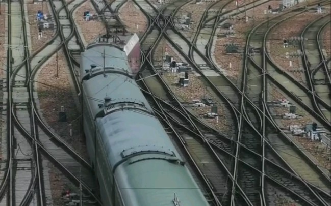 经典绿皮火车进站时刻,进入岔区像极了小青蛇#火车