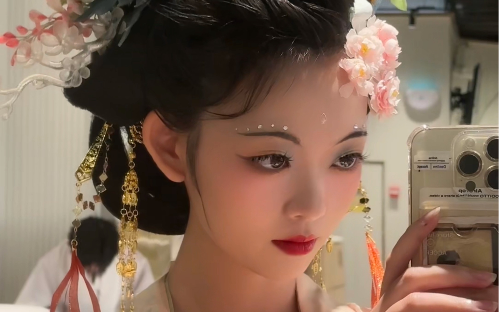 百花花神把头插满花有什么不对吗