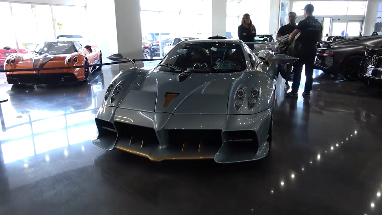 ①蓝银相间的超跑!炫酷尾灯设计引人注目 | pagani huayra bc