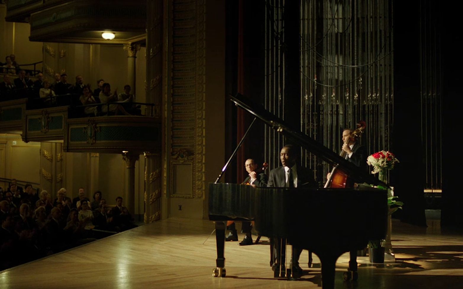 绿皮书黑人钢琴家和白人司机在巡演之路成为一生挚友