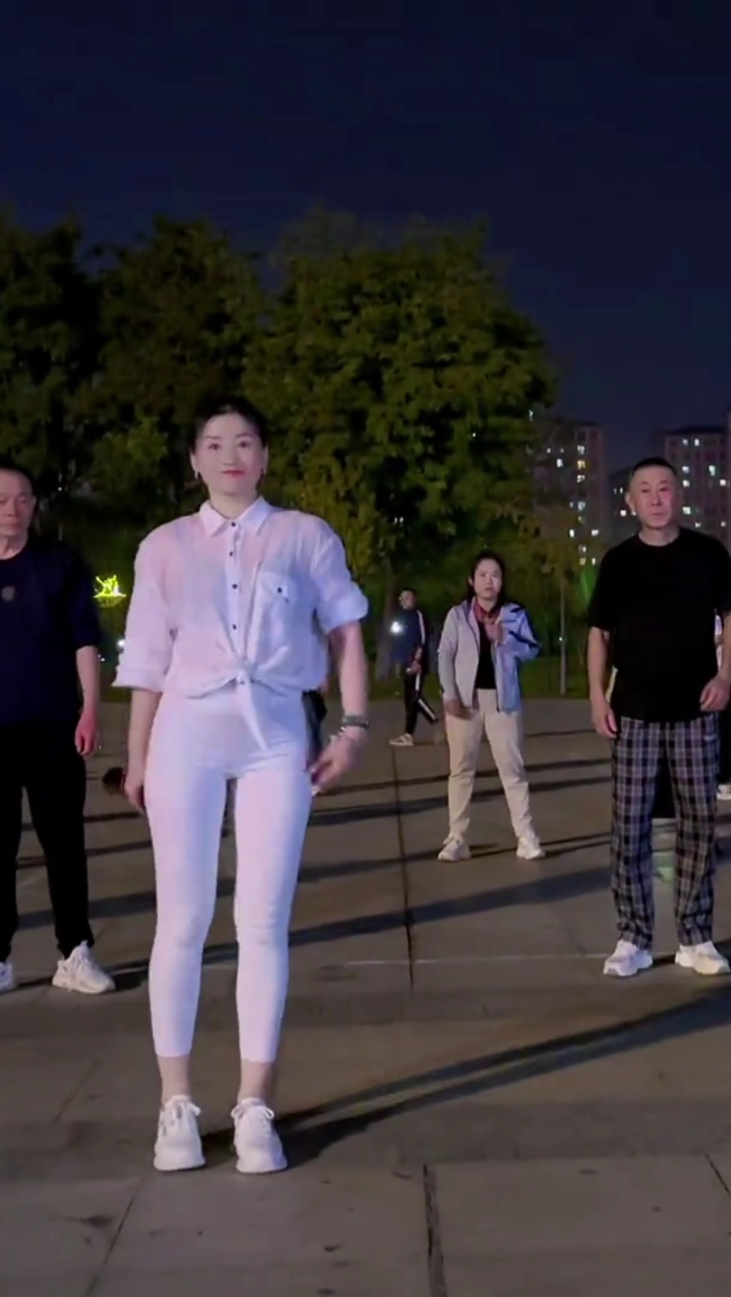 青青广场舞:轻松学会流行舞步