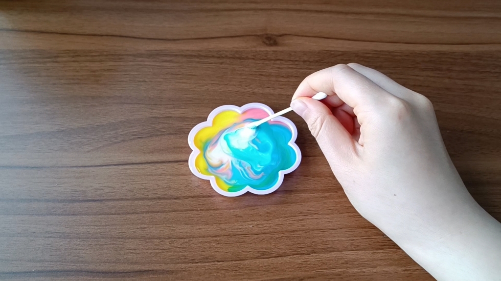 科学小实验之彩虹牛奶,好玩有趣,快来试一试!